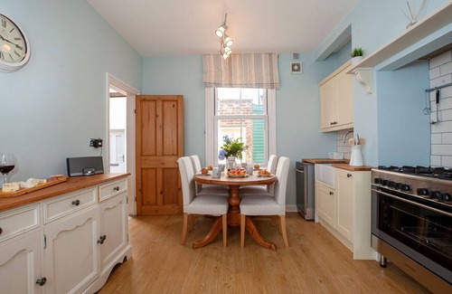 West Cliff Cottage | Clarence Cottage 2 Bedroom Cottage in Whitby