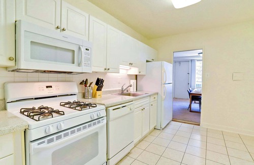 Aurora Highlands Apartment | Clarendon Apt | Walk to Metro
