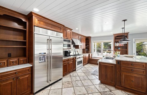 Arlington House | Clarendon Getaway, 6-BR Luxurious Urban Estate