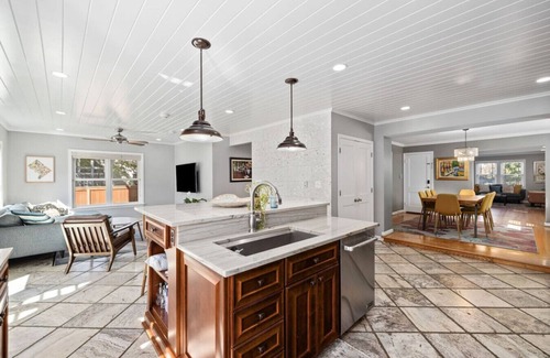 Arlington House | Clarendon Getaway, 6-BR Luxurious Urban Estate