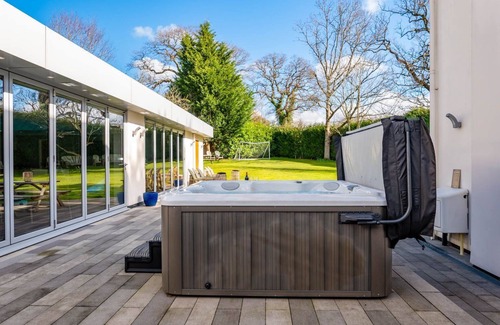 Cheltenham Villa | Clarendon House - Nine Bedroom Villa, Sleeps 24