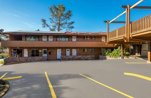 Northwest Carmel Hotel | Clarion Collection Carmel Oaks Inn