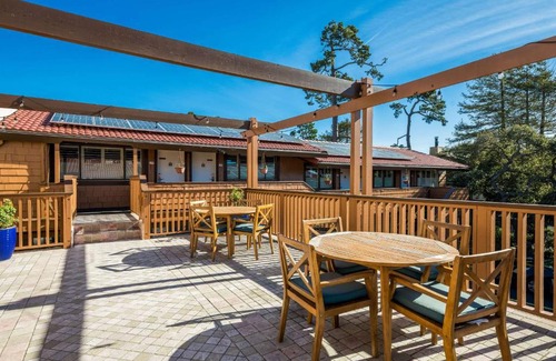Northwest Carmel Hotel | Clarion Collection Carmel Oaks Inn