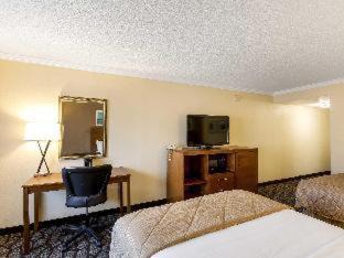 Romulus Hotel | Clarion Hotel Detroit Metro Airport