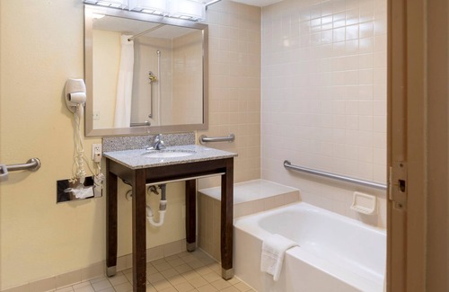 Romulus Hotel | Clarion Hotel Detroit Metro Airport
