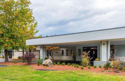 Rostraver Hotel | Clarion Inn Belle Vernon