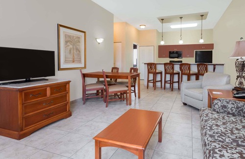 National Gardens Hotel | Clarion Inn Ormond Beach at Destination Daytona