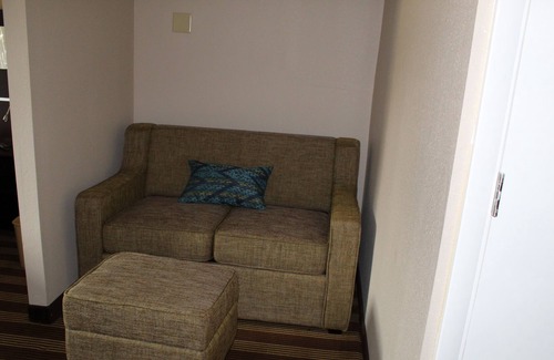 Delaware Water Gap Hotel | Clarion Inn & Suites Stroudsburg - Poconos