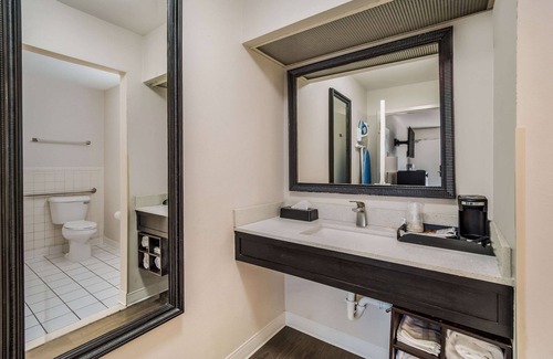 Florence Hotel | Clarion Inn & Suites Florence - Darlington