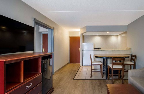 Grand Rapids Hotel | Clarion Inn & Suites Grand Rapids Airport