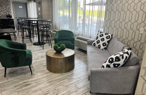 Greensboro Hotel | Clarion Pointe - Greensboro Coliseum Area