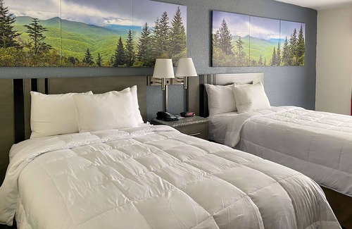 Greensboro Hotel | Clarion Pointe - Greensboro Coliseum Area