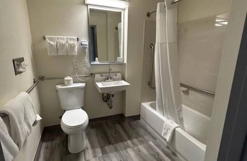 Greensboro Hotel | Clarion Pointe - Greensboro Coliseum Area