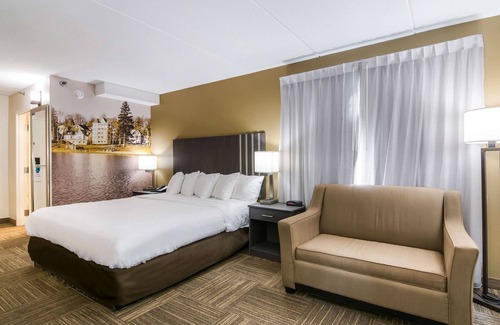 Jamestown Hotel | Clarion Pointe Jamestown - Falconer