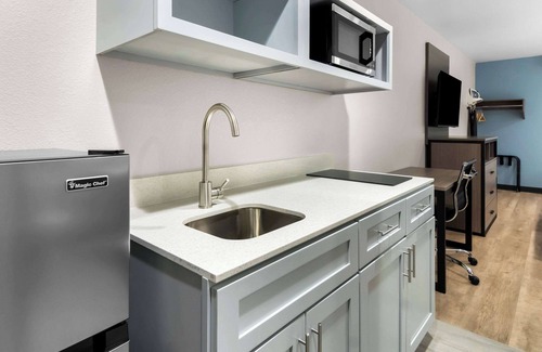 Ederville Hotel | Clarion Pointe