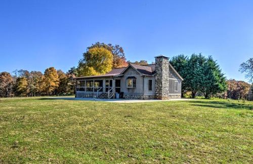 Clarkesville House | Clarkesville Ranch Cabin with Screened-In Porch!