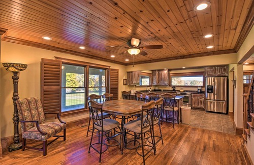 Clarkesville Cabin | Clarkesville Ranch Cabin w/Screened-In Porch!