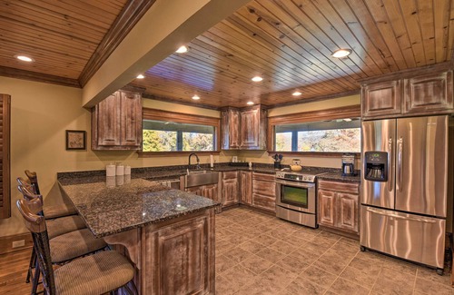 Clarkesville Cabin | Clarkesville Ranch Cabin w/Screened-In Porch!