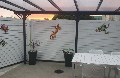 Clarks Beach Apartment | Clarks Beach Getaway. Modern 2-bed apartment, close to great golf course