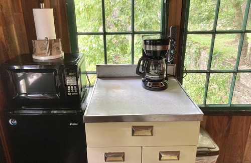 Weaverville Cottage | Clarks Driftwood- Glamp @ the River 15 min to town