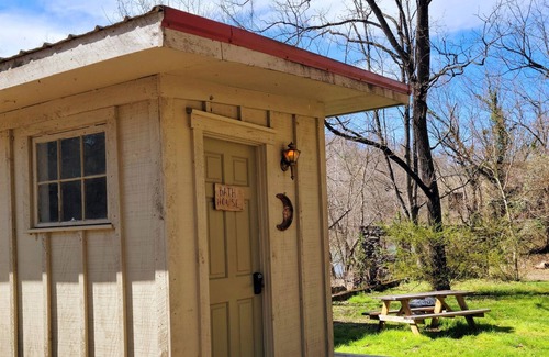 Weaverville Cottage | Clarks Driftwood- Glamp @ the River 15 min to town