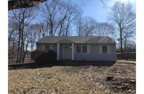 Clarksville House | Clarksville's cozy blue bungalow