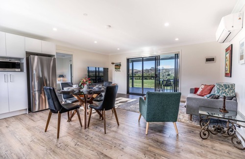 Clarence Town Cottage | Clarrie's Green Farm Stay - Caldwell Cottage