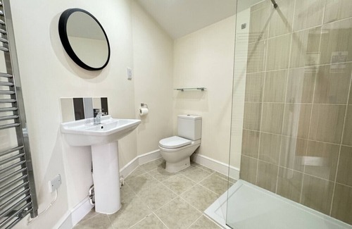 Shrewsbury Apartment | Class Stays - Room 5