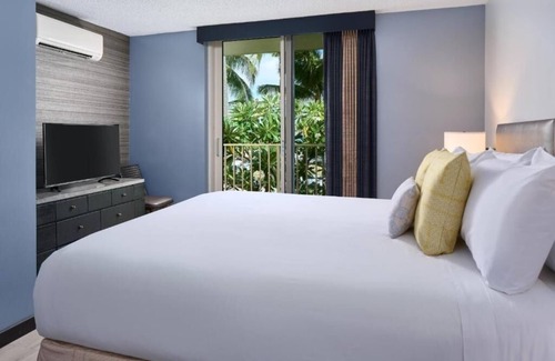 Diamond Head - Kapahulu - St. Louis Hotel | Classic 1-Bedroom Suite | Kaimana Beach Hotel | Steps to the Beach