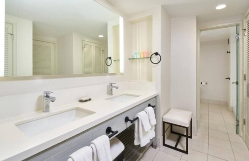 Diamond Head - Kapahulu - St. Louis Hotel | Classic 1-Bedroom Suite | Kaimana Beach Hotel | Steps to the Beach