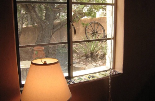 Tyrone House | Classic 1940's Adobe.Walk or Bike To Historic Downtown