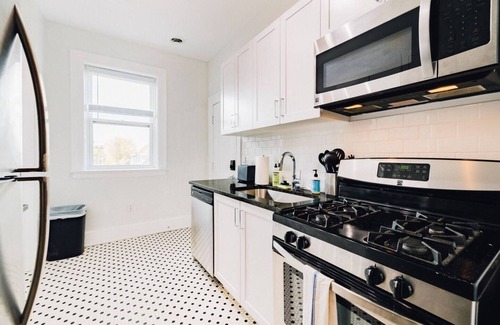 Detroit Apartment | Classic 2/1 Apt Near Villages | Free Parking
