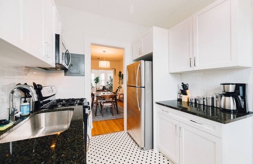 Detroit Apartment | Classic 2/1 Apt Near Villages | Free Parking