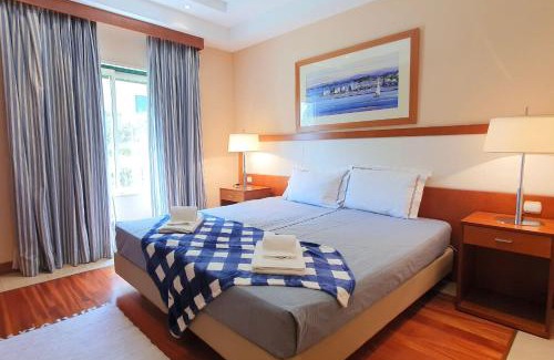 Mexilhoeira da Carregacao Apartment | Classic 2BDR Apartment Near Beach by LovelyStay