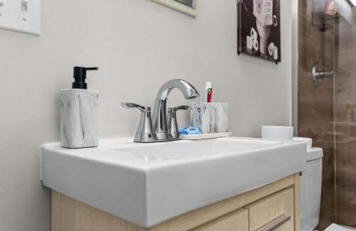 New Center Detroit Apartment | Classic 2BR Detroit's Sugar Hill