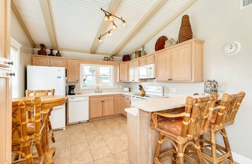 Galveston House | Classic 2nd Row Beachside Home w/Gulf Views, Outside Shower, Easy Beach Access