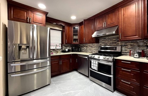 Queens Apartment | Classic 3 Bed 2 Bath Home With Parking : 2 min LGA, 15 min JFK, 20 min Manhattan
