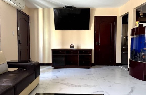 Queens Apartment | Classic 3 Bed 2 Bath Home With Parking : 2 min LGA, 15 min JFK, 20 min Manhattan