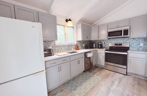 West Chatham Cottage | Classic, airy Chatham cottage minutes from beach