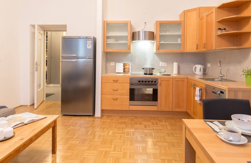 Favoriten House | Classic apartment with everything nearby