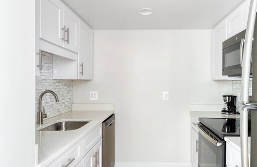 Ballston Apartment | Classic Ballston 1BR w/Concierge, W/D & Pool, near Metro, by Blueground