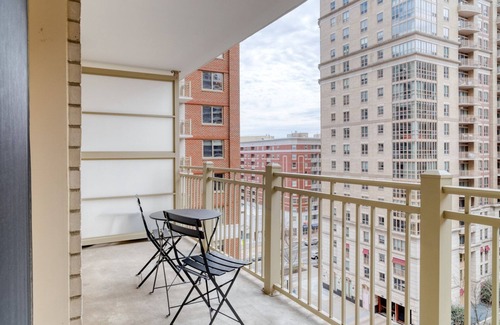 Ballston Apartment | Classic Ballston 1BR w/Concierge, W/D & Pool, near Metro, by Blueground