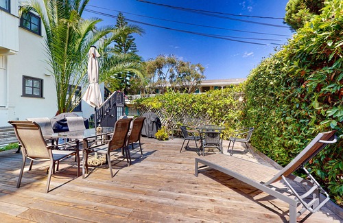 East Beach House | Classic beach suite 1 block to ocean - fireplace, lovely patio, near downtown