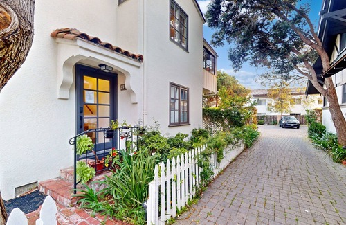 East Beach House | Classic beach suite 1 block to ocean - fireplace, lovely patio, near downtown