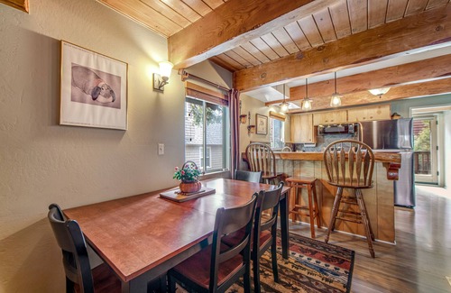 Cedar Glen House | Classic cabin with fireplace, lake access, grill, central AC & washer/dryer