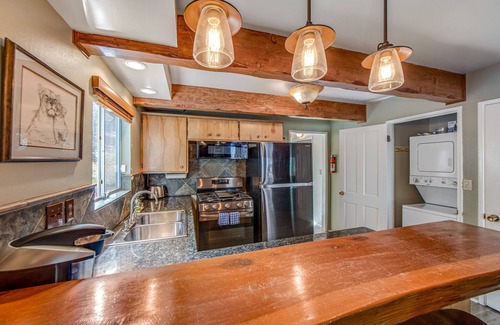 Cedar Glen House | Classic cabin with fireplace, lake access, grill, central AC & washer/dryer