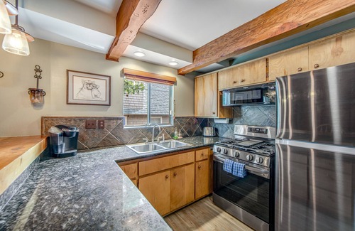 Cedar Glen House | Classic cabin with fireplace, lake access, grill, central AC & washer/dryer
