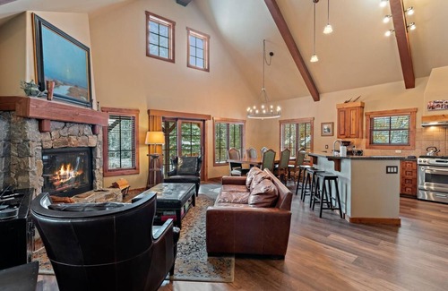 Tamarack Ski Chalet | Classic Chalet|Wood Fireplace, Great for Families