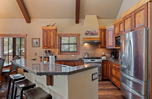 Tamarack Ski Chalet | Classic Chalet|Wood Fireplace, Great for Families
