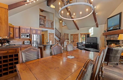 Tamarack Ski Chalet | Classic Chalet|Wood Fireplace, Great for Families
